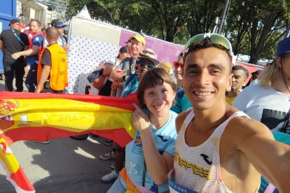 Chakir con Edurne Orte en la línea de llegada.