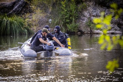 El operativo se desarrolla frente al peñón, junto a la fábrica de harinas