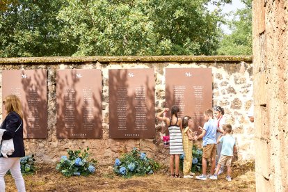 Se han colocado siete placas con los nombres de la familias que vivieron en La Muedra