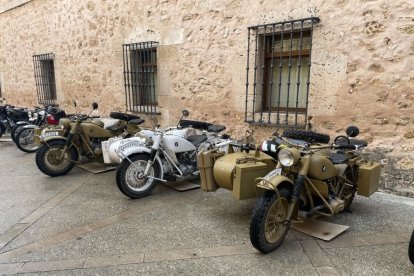 Varias motos de corte militar con su sidecar expuestas en El Burgo.