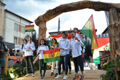 Covaleda acogió el acto inaugural con el desfile de selecciones