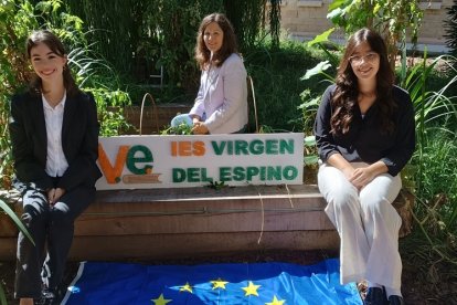 Lucía Muñoz, la profesora Candy Scobling y Chiara Cinalli en el IES Virgen del Espino.
