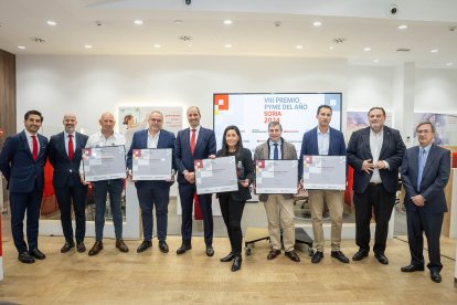 Representantes del Santander, los premiados, el vicerrector de la UVA en Soria y el director del Heraldo Diario de Soria.