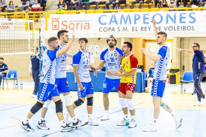 Los celestes lanzados en los primeros sets cayeron después en el definitivo