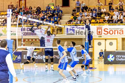 Los celestes lanzados en los primeros sets cayeron después en el definitivo