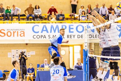Los celestes lanzados en los primeros sets cayeron después en el definitivo
