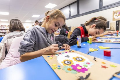 Los niños pintaron una bolsa con una máscara Catrina