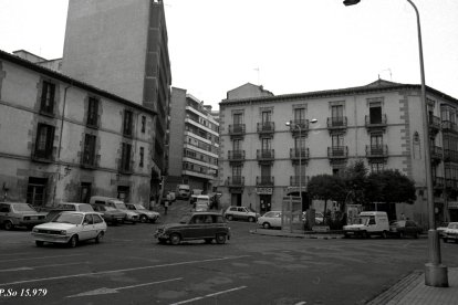 Al fondo, el edificio con entrada por la avenida de Navarra.