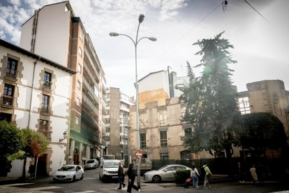 Inmueble por el chaflán de la plaza Jurados de Cuadrilla.