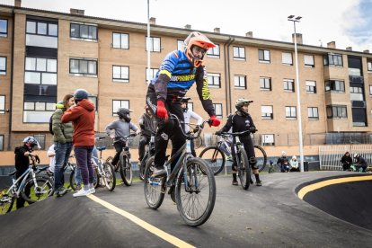 Numerosos ciclistas y espectadores acudieron a conocer el circuito