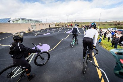 Numerosos ciclistas y espectadores acudieron a conocer el circuito