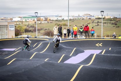 Numerosos ciclistas y espectadores acudieron a conocer el circuito