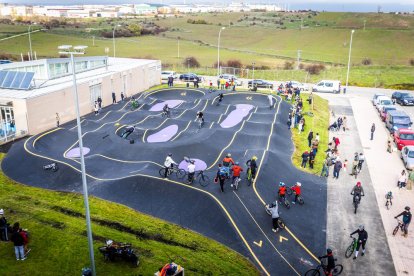 Numerosos ciclistas y espectadores acudieron a conocer el circuito