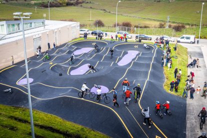 Numerosos ciclistas y espectadores acudieron a conocer el circuito
