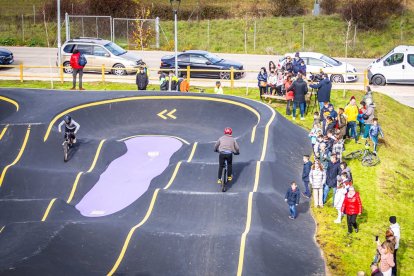 Numerosos ciclistas y espectadores acudieron a conocer el circuito