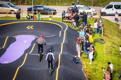 Numerosos ciclistas y espectadores acudieron a conocer el circuito