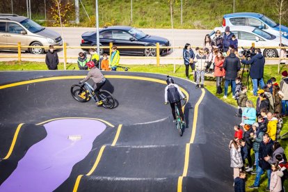 Numerosos ciclistas y espectadores acudieron a conocer el circuito