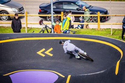 Numerosos ciclistas y espectadores acudieron a conocer el circuito