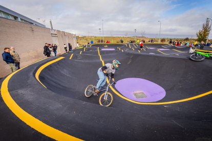Numerosos ciclistas y espectadores acudieron a conocer el circuito
