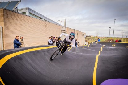 Numerosos ciclistas y espectadores acudieron a conocer el circuito