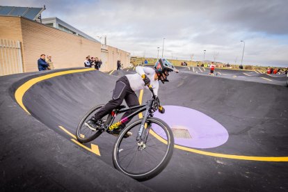 Numerosos ciclistas y espectadores acudieron a conocer el circuito
