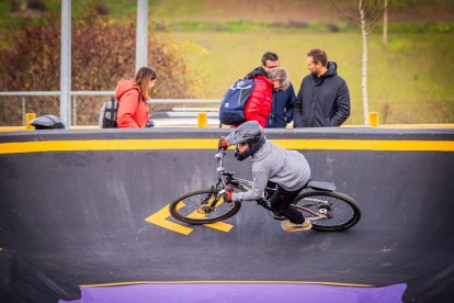 Numerosos ciclistas y espectadores acudieron a conocer el circuito