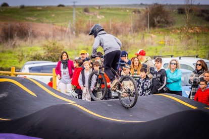 Numerosos ciclistas y espectadores acudieron a conocer el circuito
