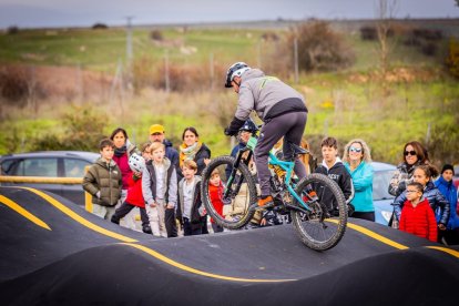 Numerosos ciclistas y espectadores acudieron a conocer el circuito