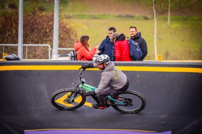 Numerosos ciclistas y espectadores acudieron a conocer el circuito