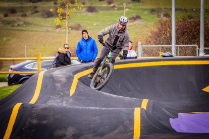 Numerosos ciclistas y espectadores acudieron a conocer el circuito