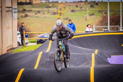 Numerosos ciclistas y espectadores acudieron a conocer el circuito