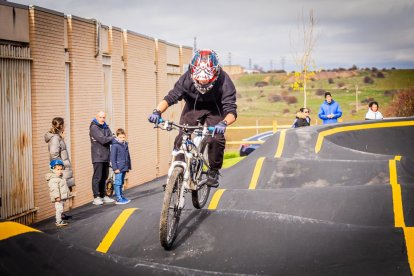 Numerosos ciclistas y espectadores acudieron a conocer el circuito