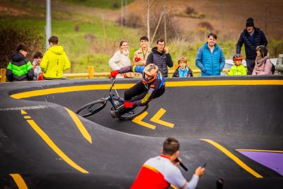 Numerosos ciclistas y espectadores acudieron a conocer el circuito