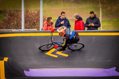 Numerosos ciclistas y espectadores acudieron a conocer el circuito