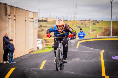 Numerosos ciclistas y espectadores acudieron a conocer el circuito