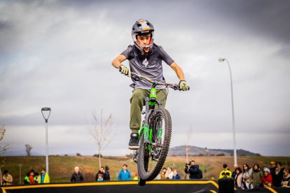 Numerosos ciclistas y espectadores acudieron a conocer el circuito