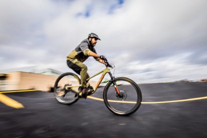 Numerosos ciclistas y espectadores acudieron a conocer el circuito