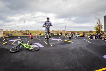 Numerosos ciclistas y espectadores acudieron a conocer el circuito