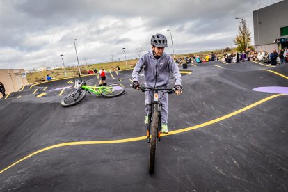 Numerosos ciclistas y espectadores acudieron a conocer el circuito