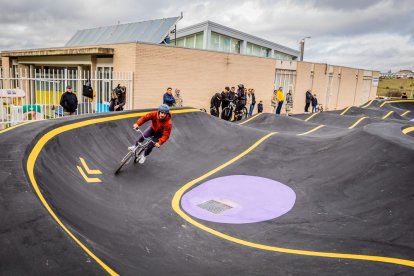 Numerosos ciclistas y espectadores acudieron a conocer el circuito