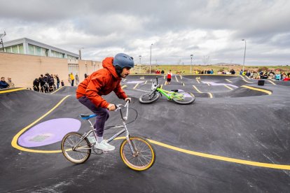 Numerosos ciclistas y espectadores acudieron a conocer el circuito