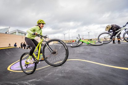 Numerosos ciclistas y espectadores acudieron a conocer el circuito