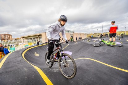 Numerosos ciclistas y espectadores acudieron a conocer el circuito