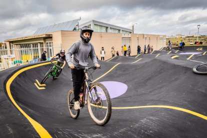 Numerosos ciclistas y espectadores acudieron a conocer el circuito
