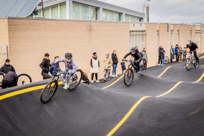 Numerosos ciclistas y espectadores acudieron a conocer el circuito
