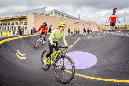Numerosos ciclistas y espectadores acudieron a conocer el circuito