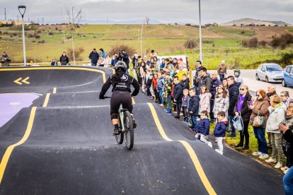 Numerosos ciclistas y espectadores acudieron a conocer el circuito
