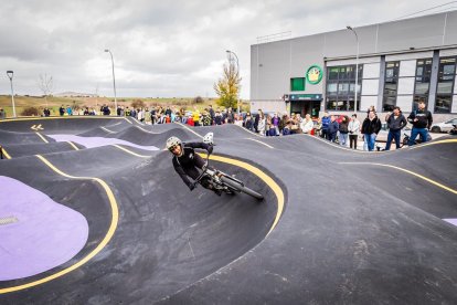 Numerosos ciclistas y espectadores acudieron a conocer el circuito