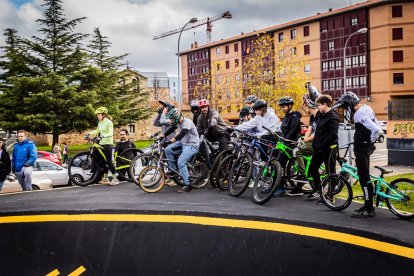 Numerosos ciclistas y espectadores acudieron a conocer el circuito