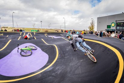 Numerosos ciclistas y espectadores acudieron a conocer el circuito
